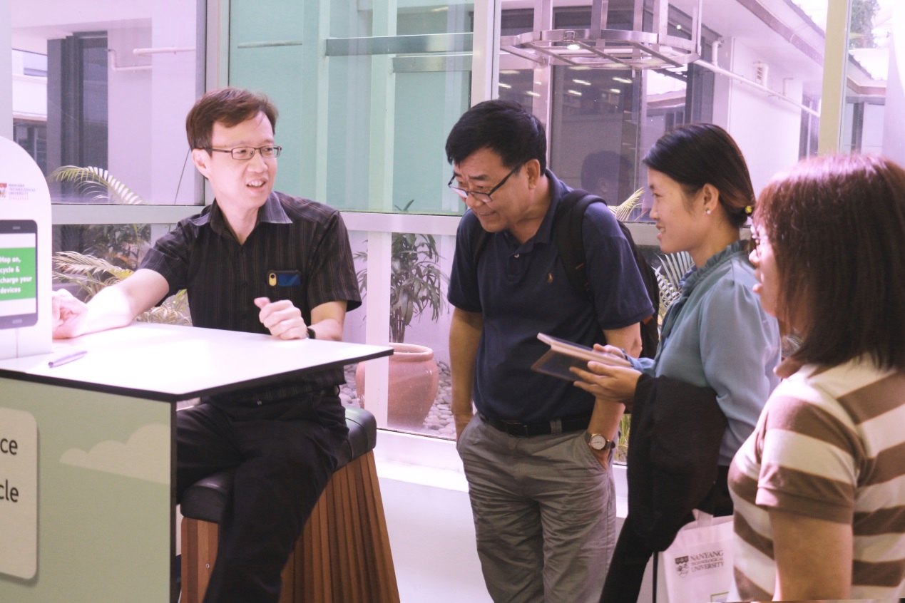 图2 SEAH Eng Kiat Frank先生向出访小组展示图书馆新型设施