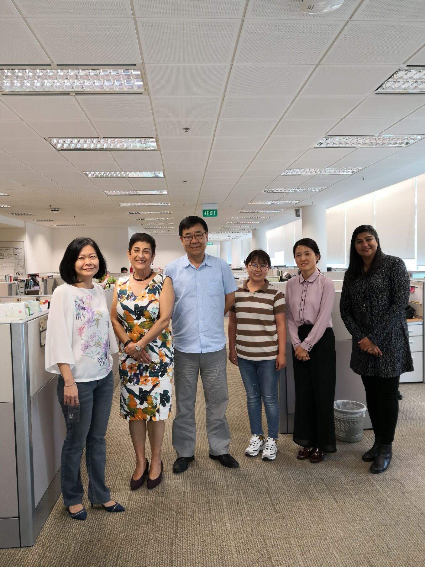 图4 出访小组与新加坡管理大学图书馆馆长Gulcin Cribb女士等人合影
